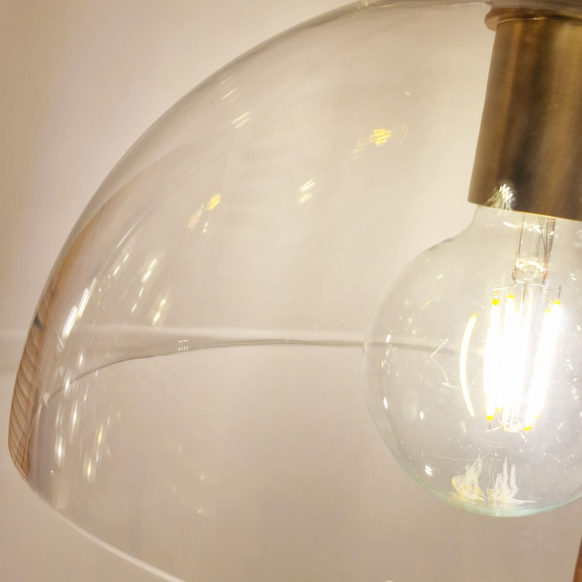 Gros plan sur une cloche en verre transparent et son ampoule allumée