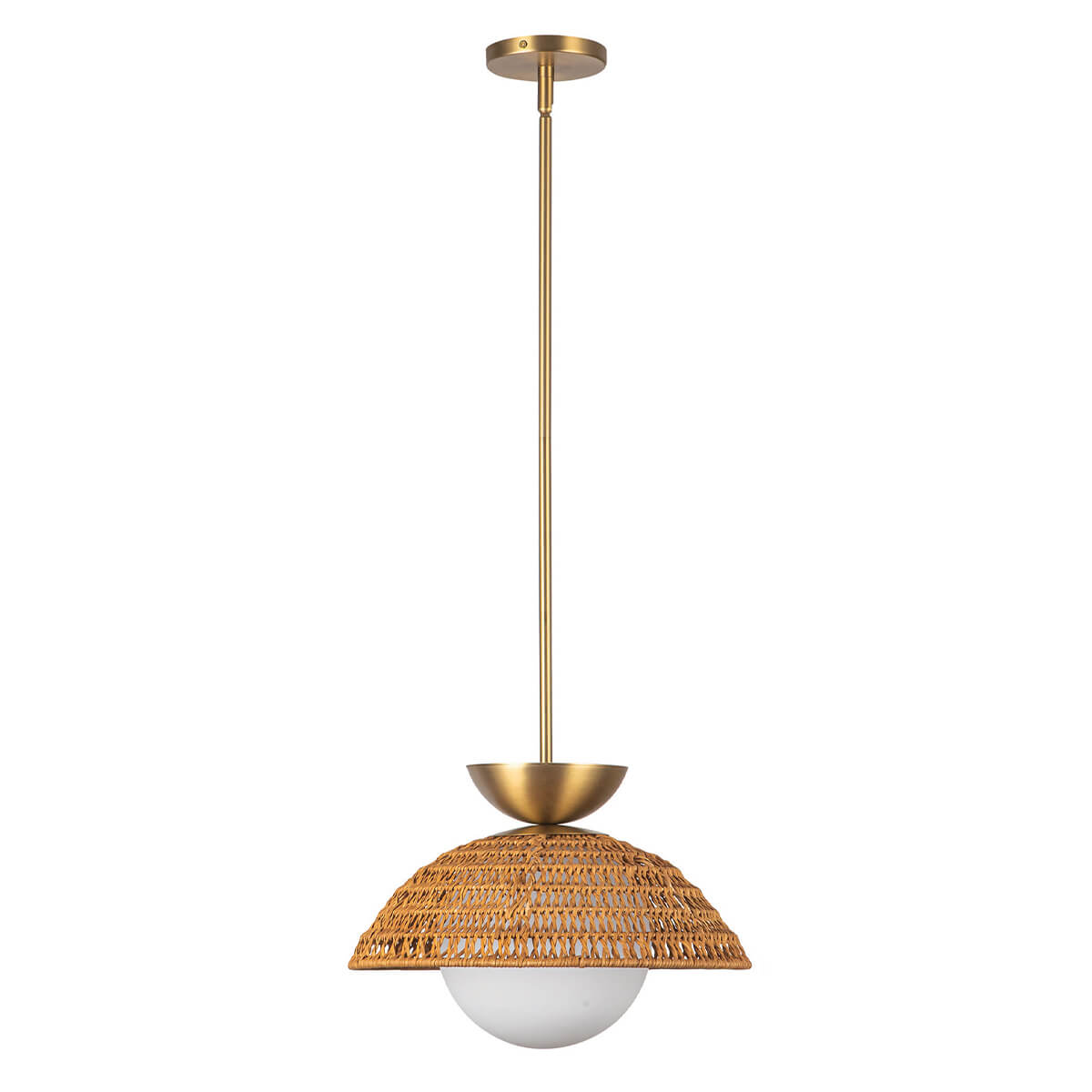 Vue légèrement inclinée de la suspension, abat-jour cannage et boule de verre blanc.