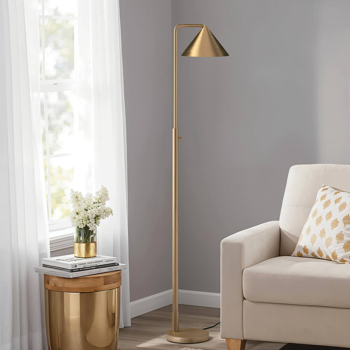 Mise en ambiance salon avec lampadaire doré allumé près d'un fauteuil beige