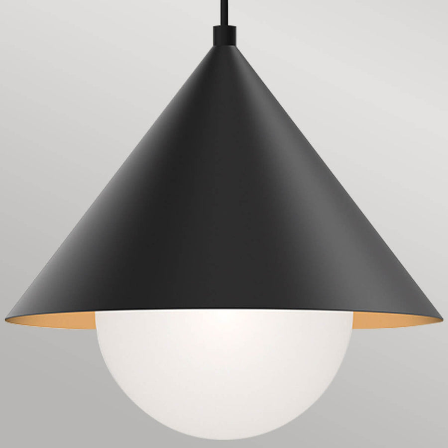 Gros plan sur l'abat-jour conique noir et la sphère blanche en verre.