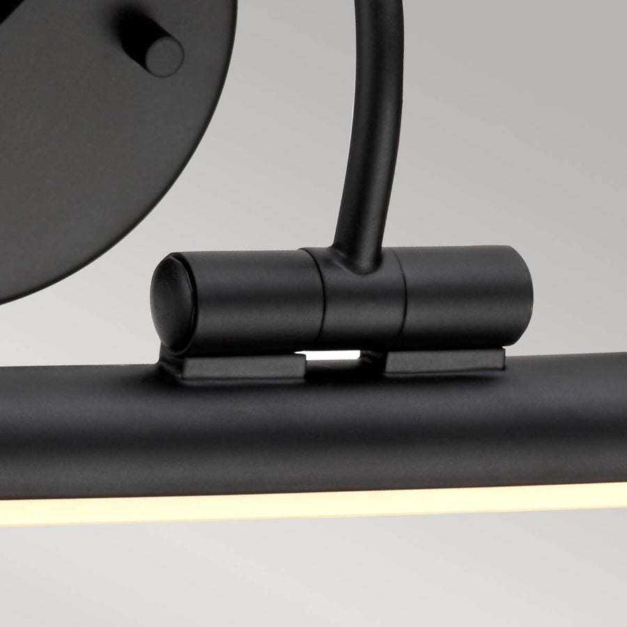 Gros plan sur l'articulation pivotante reliant le bras au tube lumineux