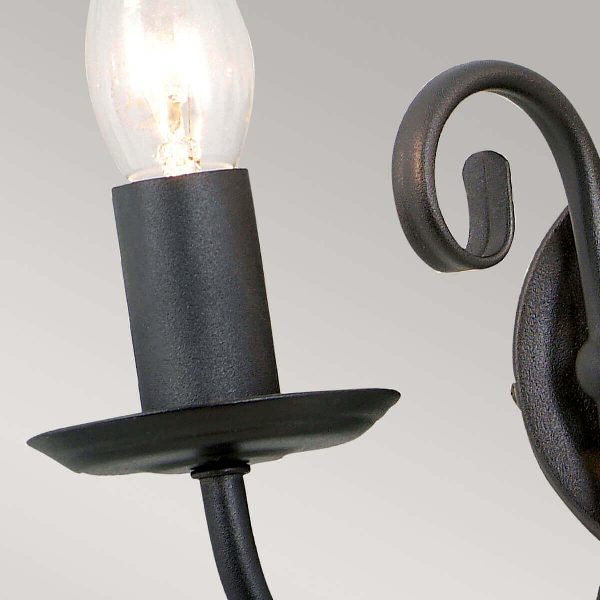 Détail d'une douille cylindrique, coupelle et ampoule allumée avec volute