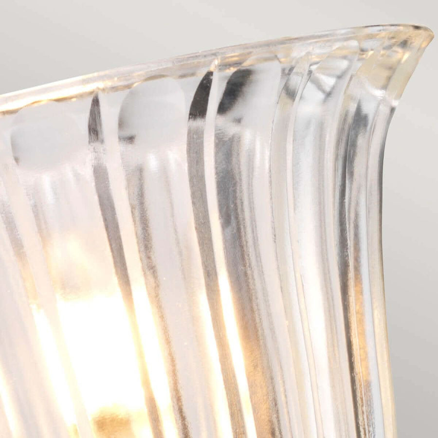 Gros plan sur le verre strié dépoli laissant passer une lumière chaude