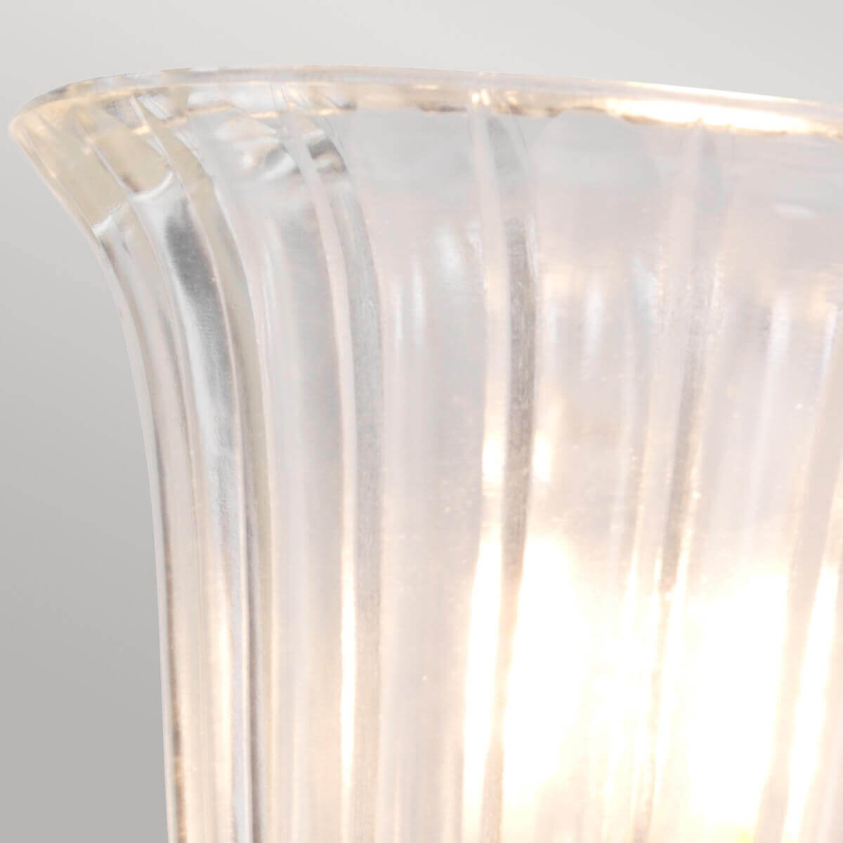Détail du verre cannelé de l'abat-jour, transparence et lumière chaude