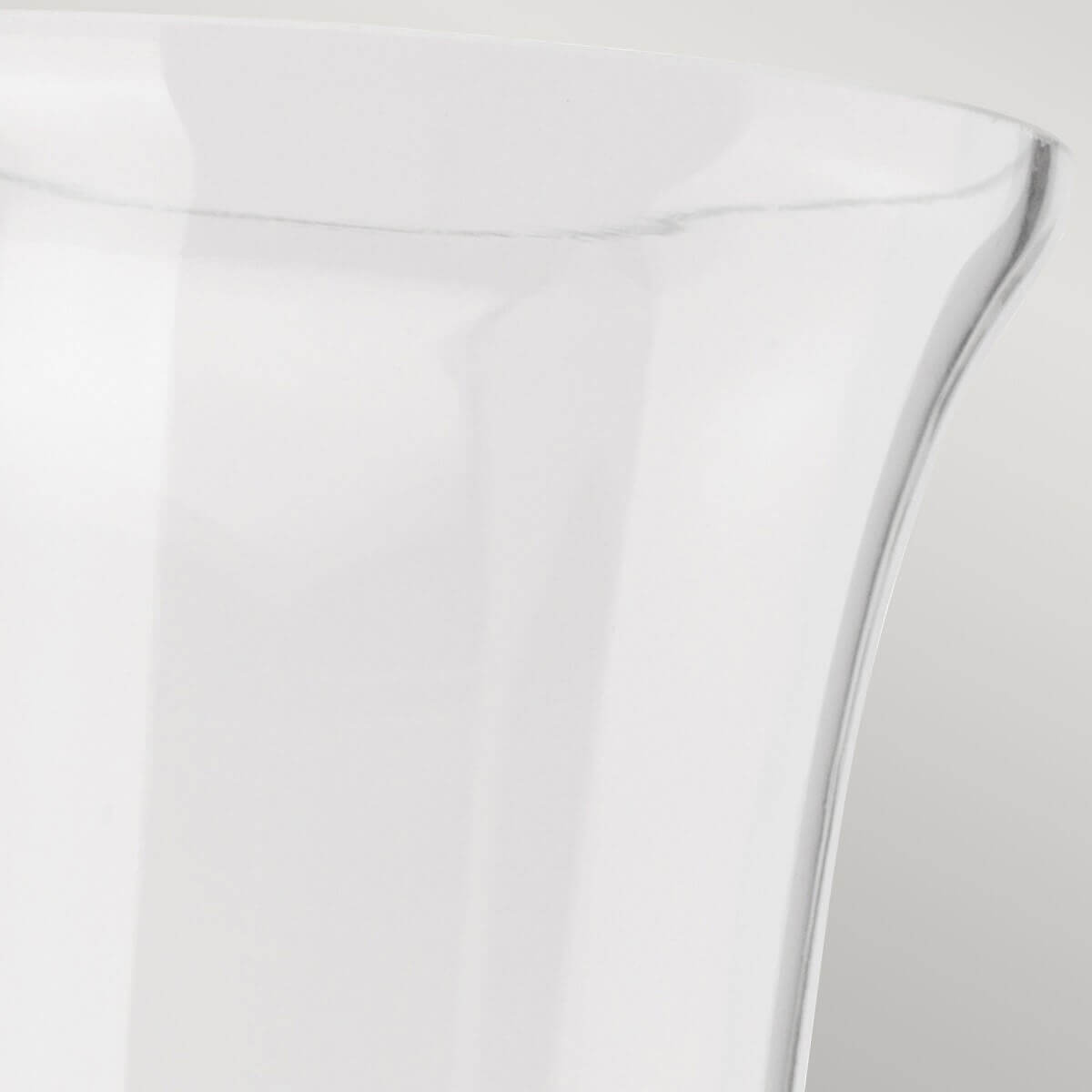 Détail du bord évasé du verre transparent de l'abat-jour