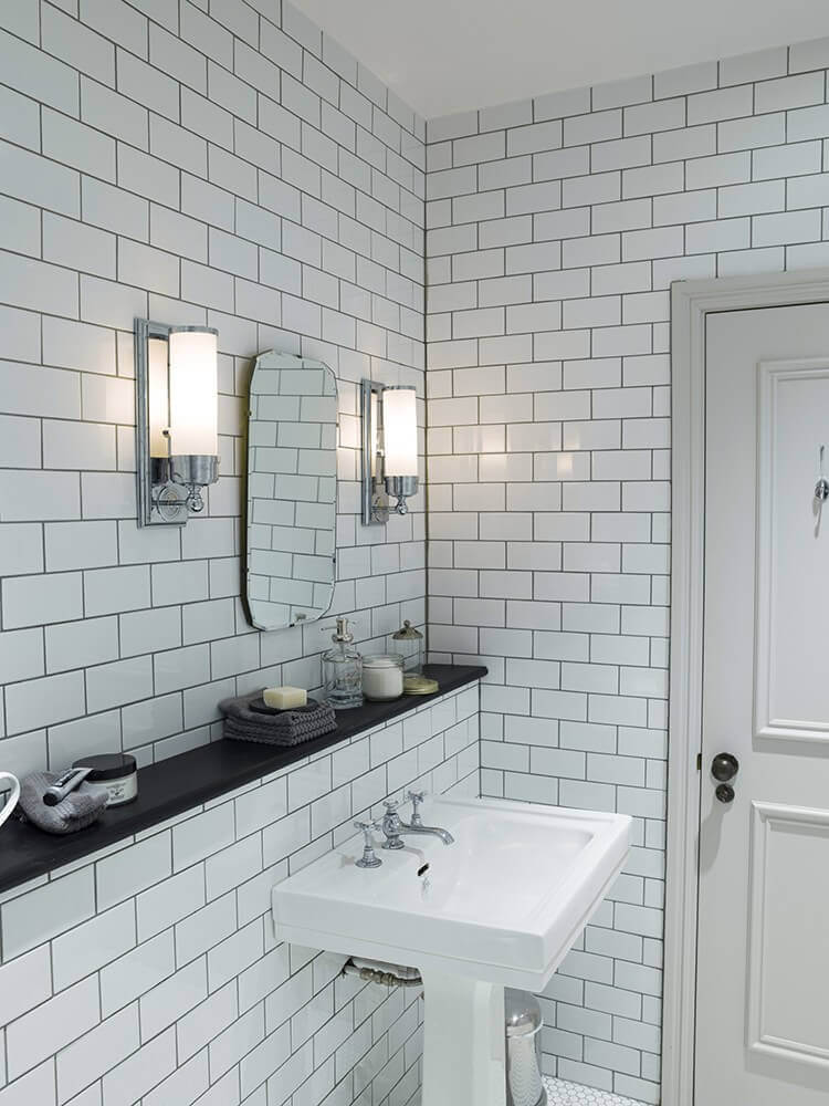 Mise en ambiance salle de bain carrelée, deux appliques de part et d'autre du miroir