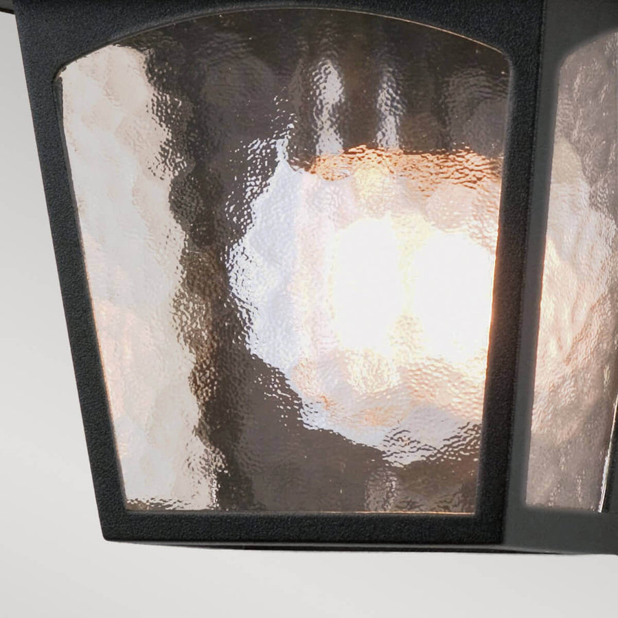 Détail du verre martelé rétroéclairé montrant l'ampoule et la texture du verre