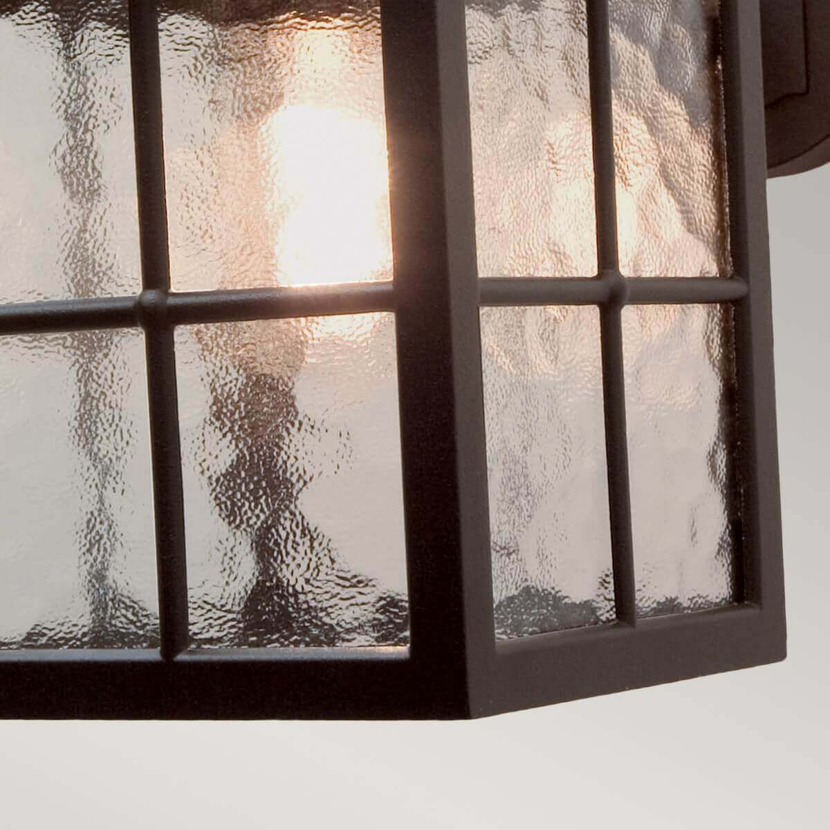 Détail du verre texturé et de la grille centrale sous la lumière chaude