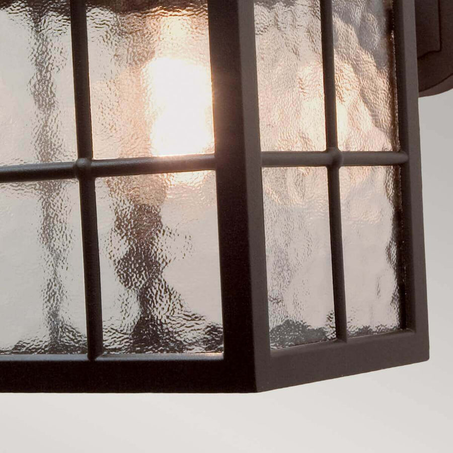 Détail du verre texturé et de la grille centrale sous la lumière chaude