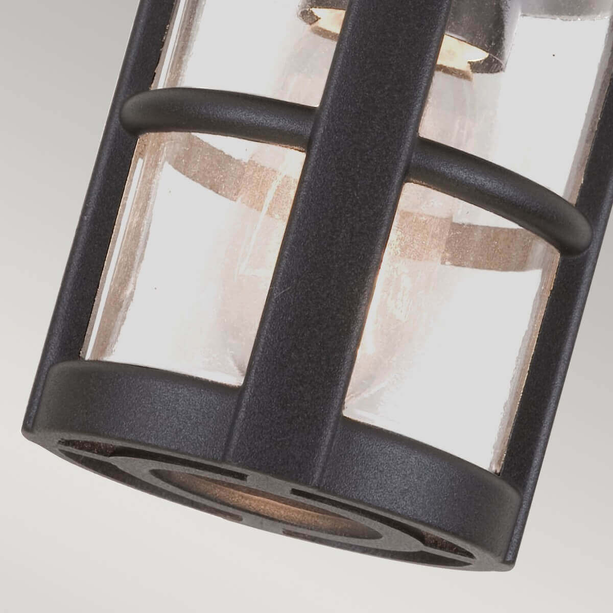 Gros plan sur la base du luminaire et sa grille inférieure ouverte
