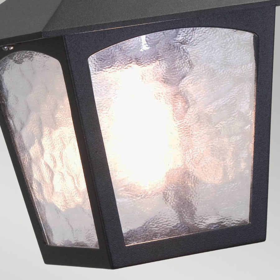 Gros plan sur le verre martelé illuminé par l'ampoule allumée