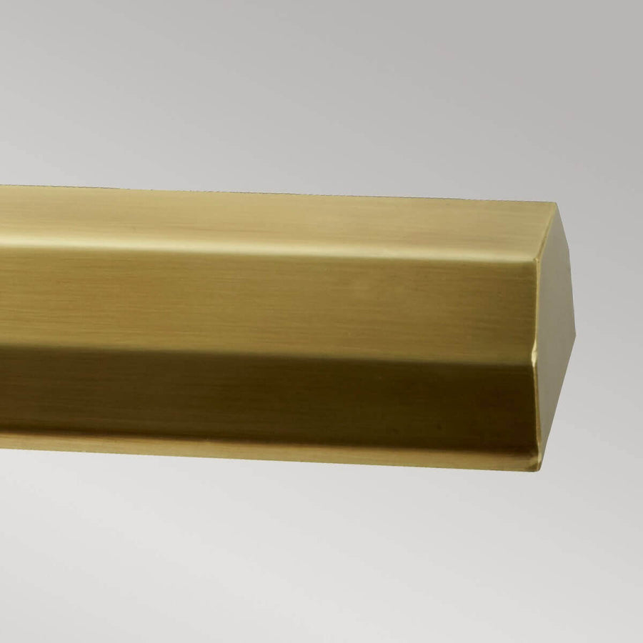 Détail de l'extrémité du bandeau en laiton brossé aux reflets dorés.