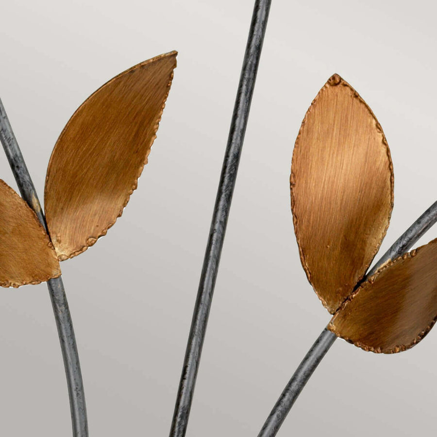 Détail des feuilles dorées en tôle sur leurs tiges métalliques grises