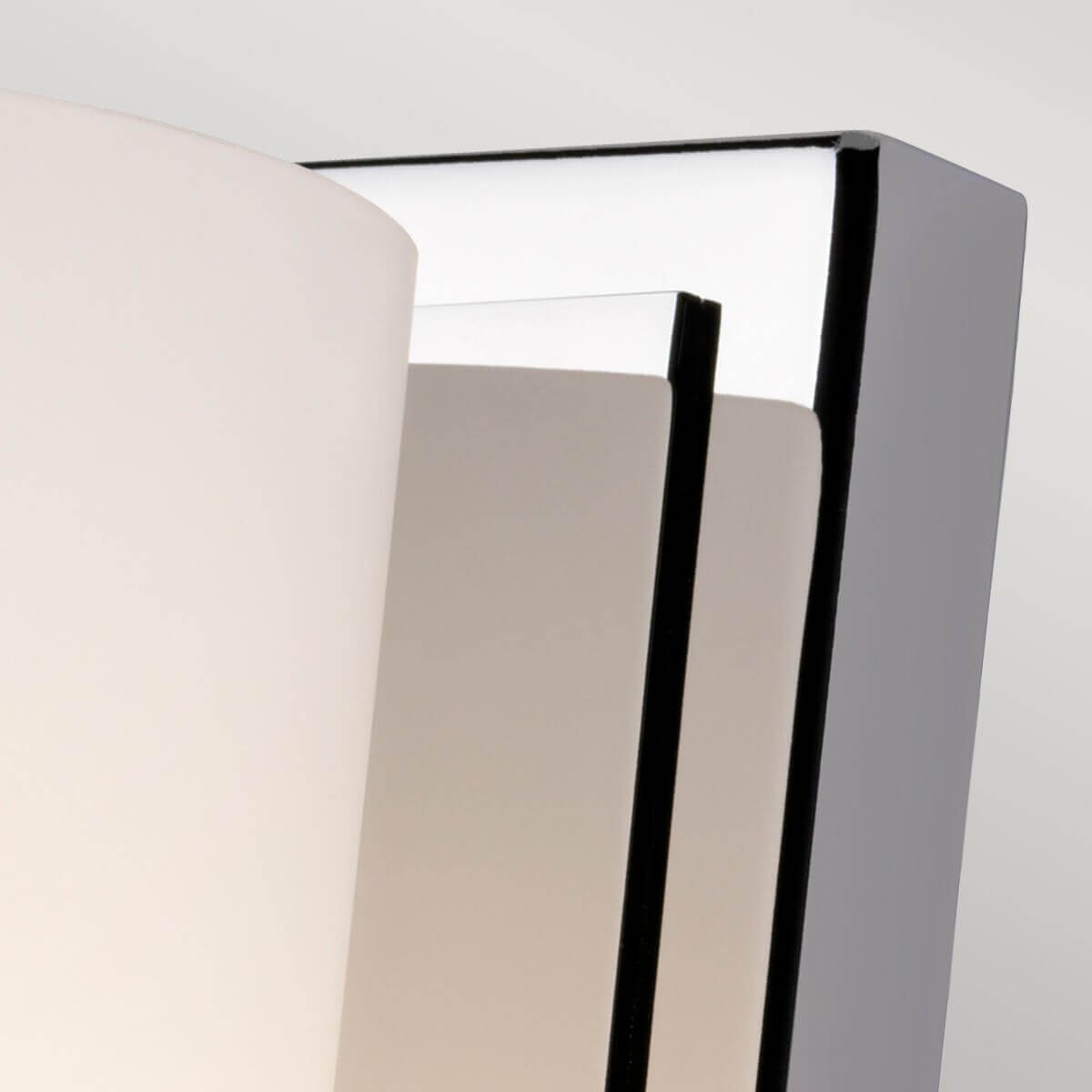 Vue de profil montrant la platine murale rectangulaire derrière l'abat-jour cylindrique