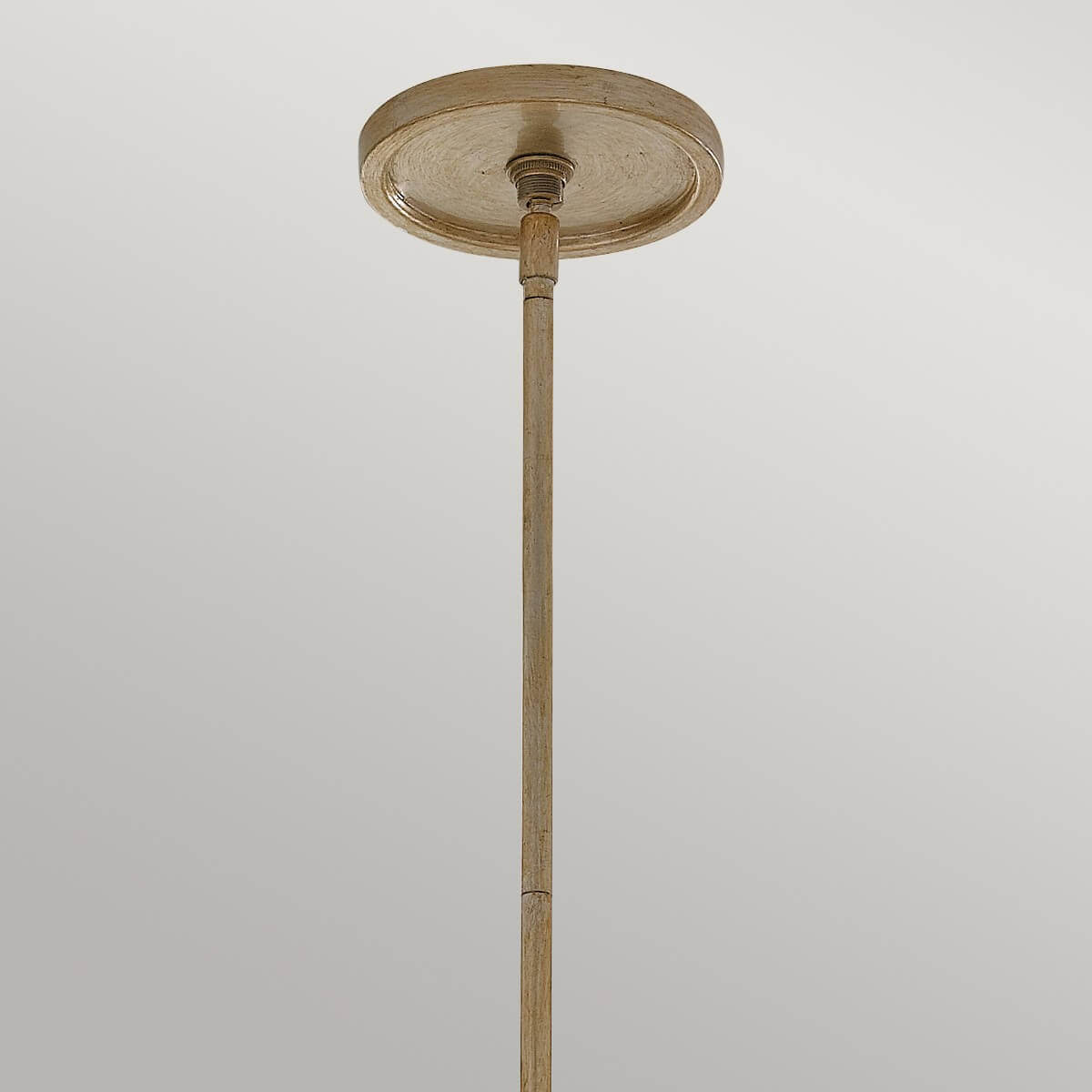 Détail de la rosace ronde et du départ de tige fixés au plafond