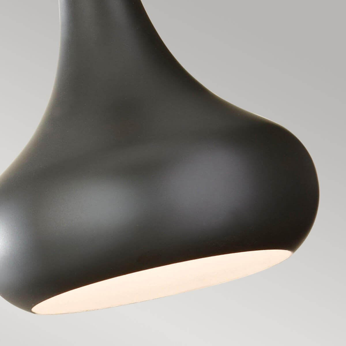 Détail du diffuseur blanc et de l'abat-jour noir mat de la suspension