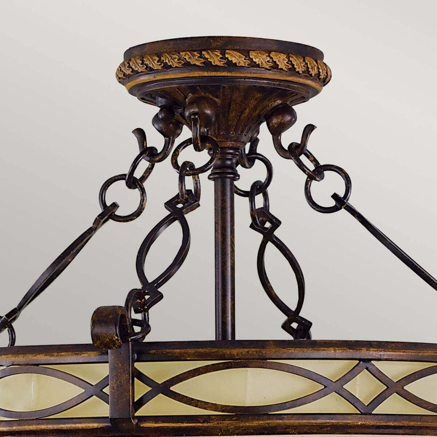 Détail du support au plafond orné de feuilles dorées et chaînettes
