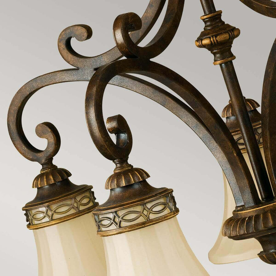 Détail des bras recourbés et des collerettes ajourées tenant les tiges de verre
