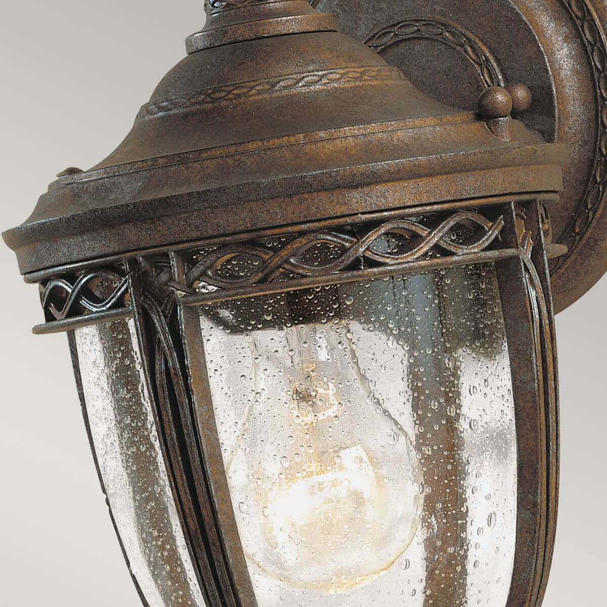 Détail du verre avec gouttelettes et de la bague décorative en bronze.
