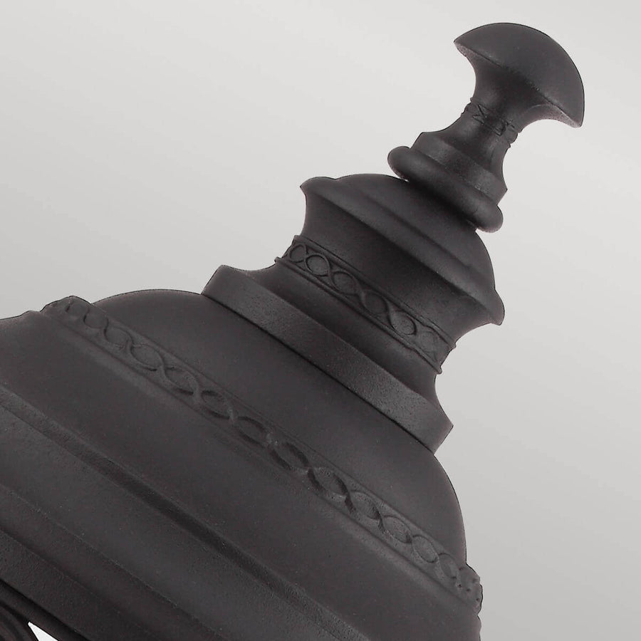 Détail du sommet moulé et du décor en anneaux du capot