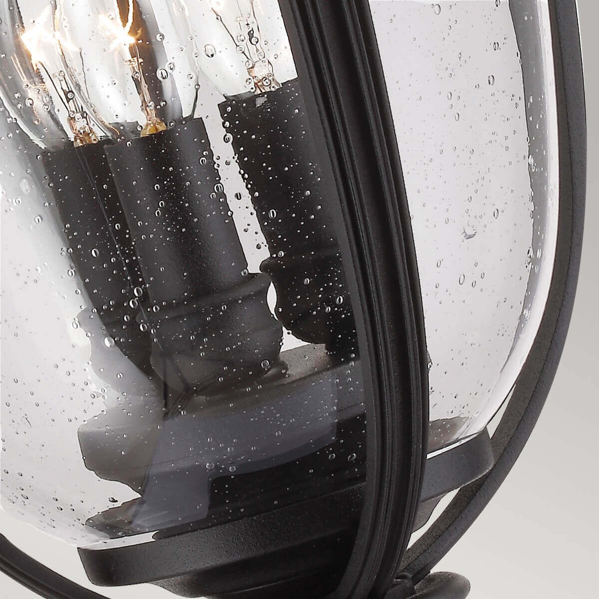 Vue rapprochée des douilles et ampoules derrière le verre embué