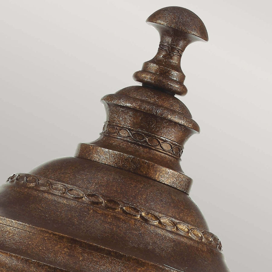 Détail du sommet mouluré et du fleuron ornant le chapeau de la lanterne.