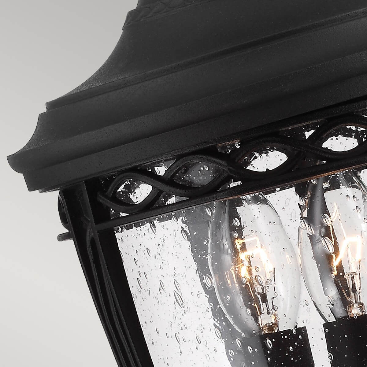Détail du verre moucheté de pluie et des ampoules allumées sous le chapiteau