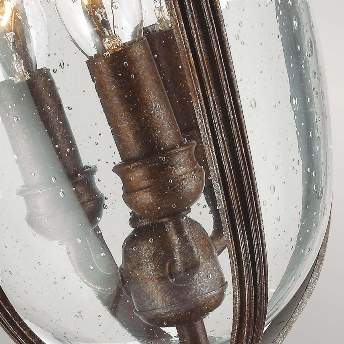 Gros plan sur les douilles et ampoules allumées dans le verre transparent