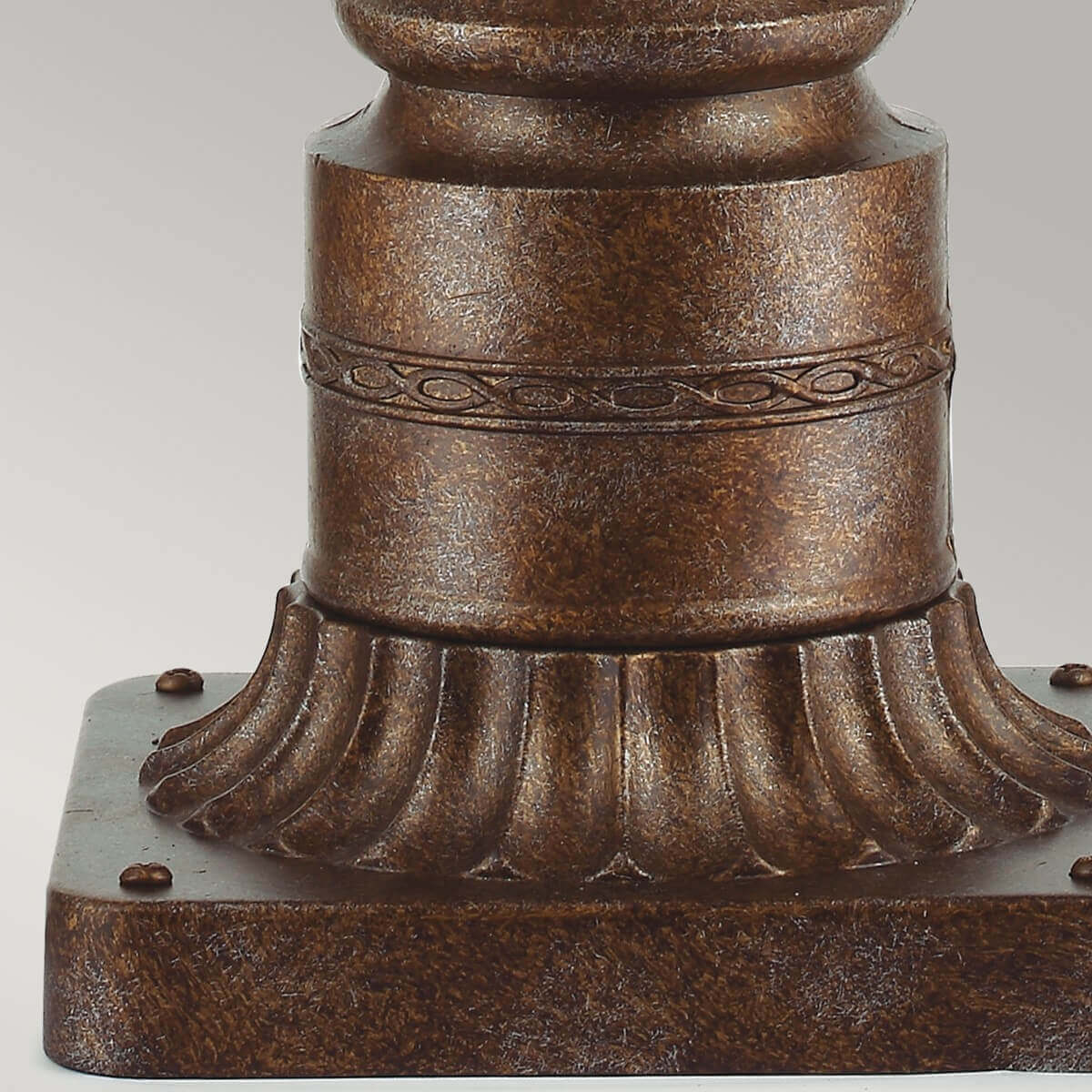 Détail de la base moulurée en bronze avec vis de fixation sur socle carré