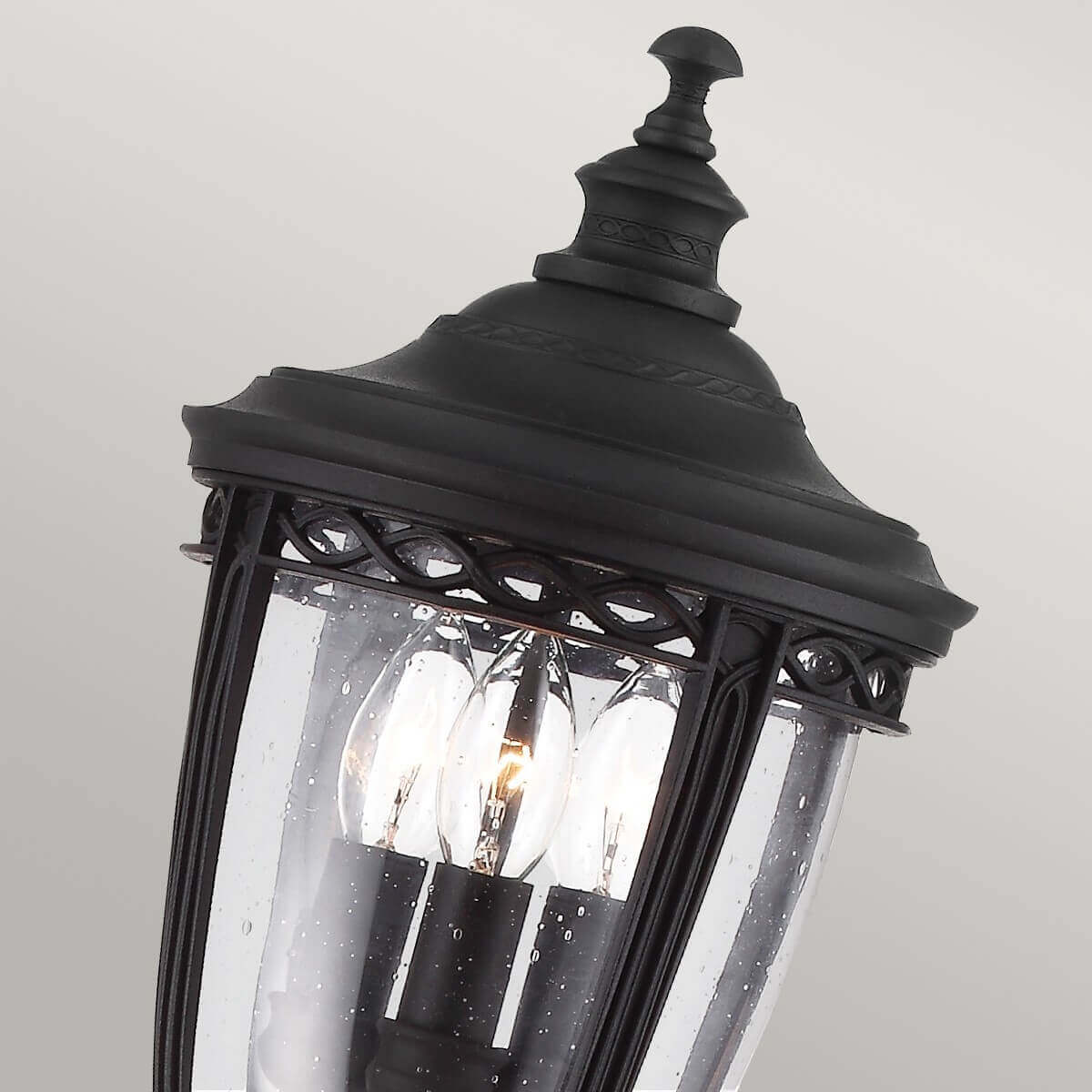 Détail du sommet du lanternon noir avec finial, verre transparent et gouttes d'eau