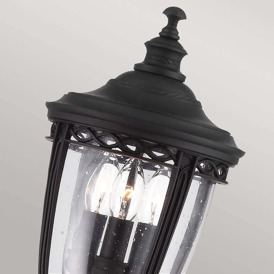 Détail du sommet du lanternon noir avec finial, verre transparent et gouttes d'eau