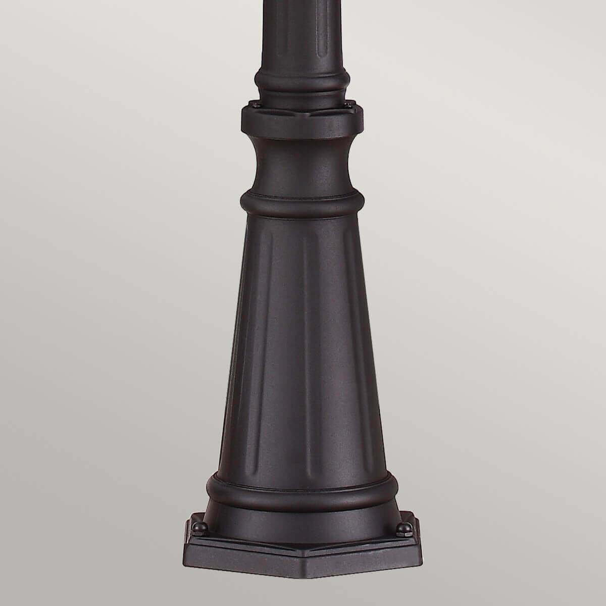 Détail de la base évasée et festonnée du pied du lampadaire