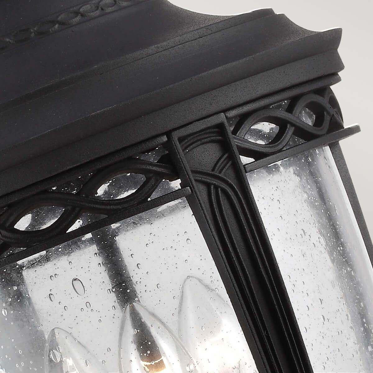 Détail de la collerette ajourée en métal noir et du verre moucheté