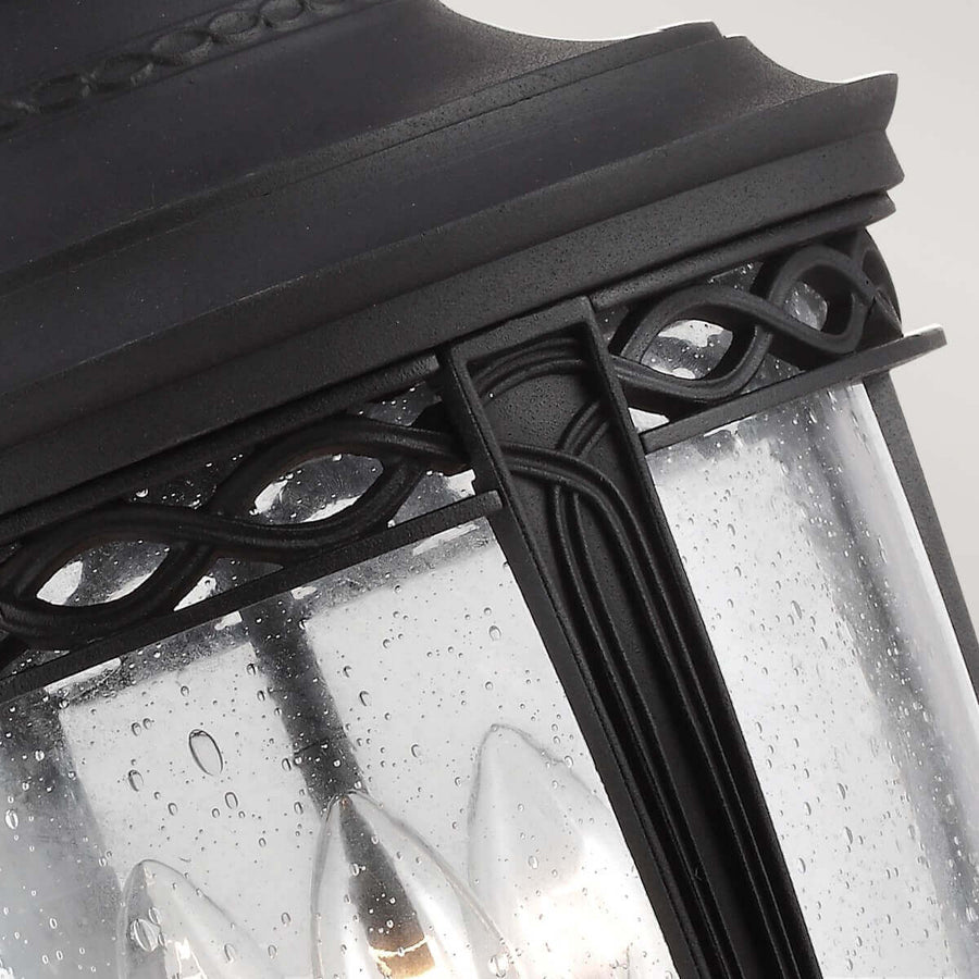 Détail de la collerette ajourée en métal noir et du verre moucheté