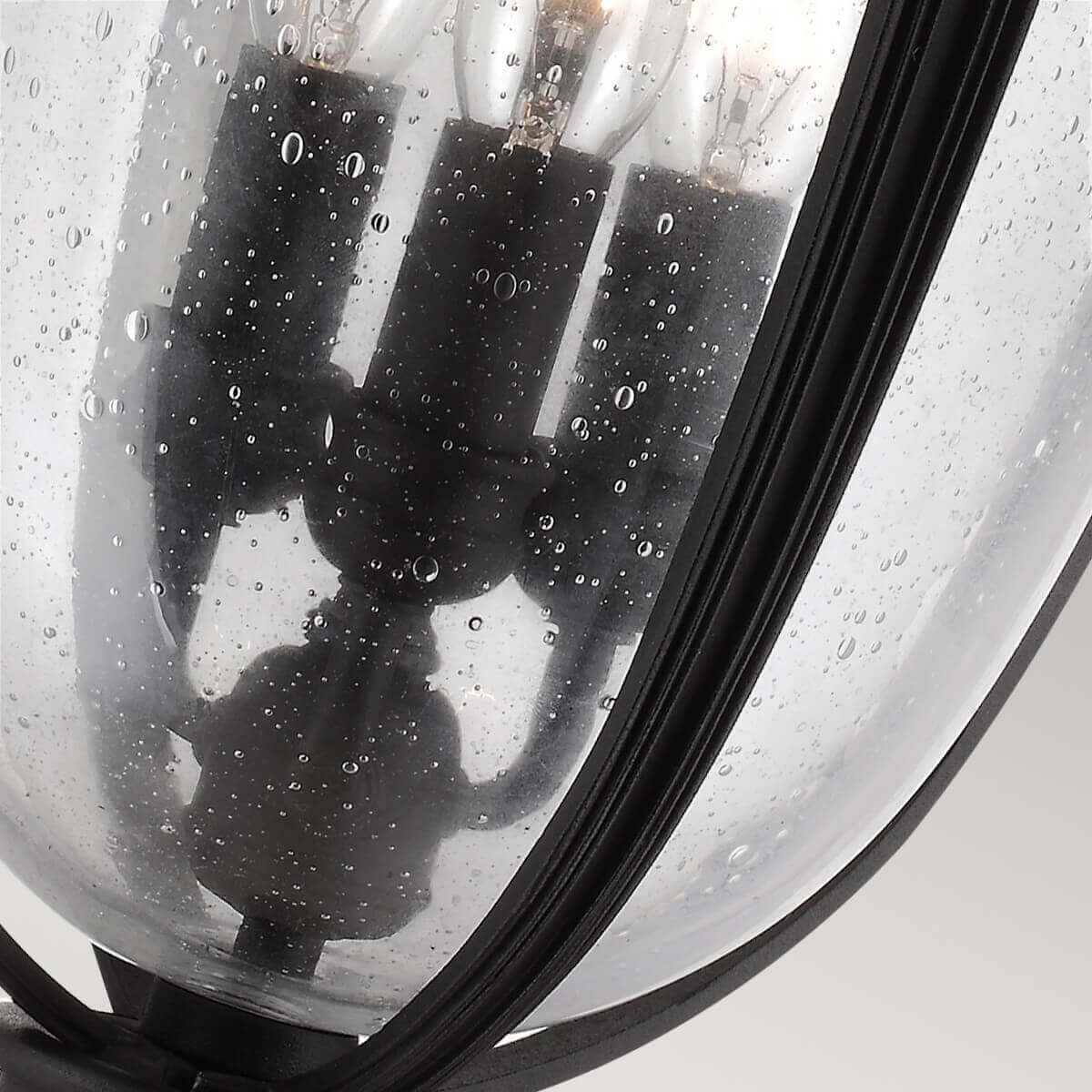 Vue rapprochée des trois douilles et ampoules dans le verre bombé