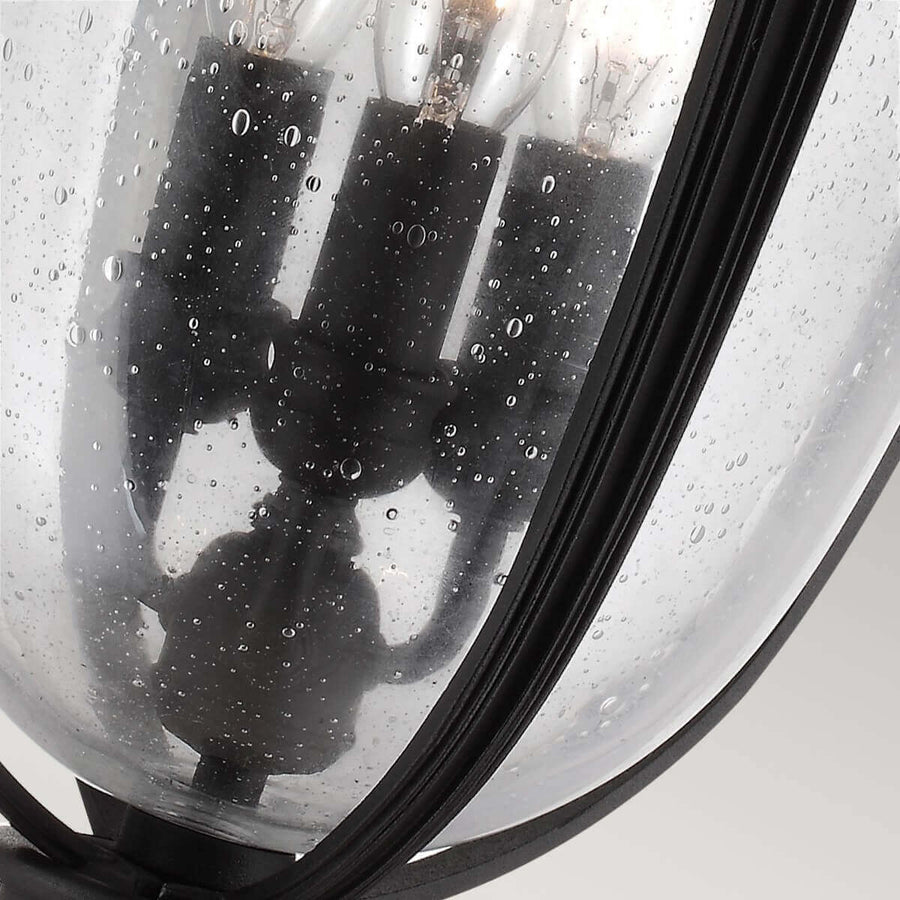 Vue rapprochée des trois douilles et ampoules dans le verre bombé