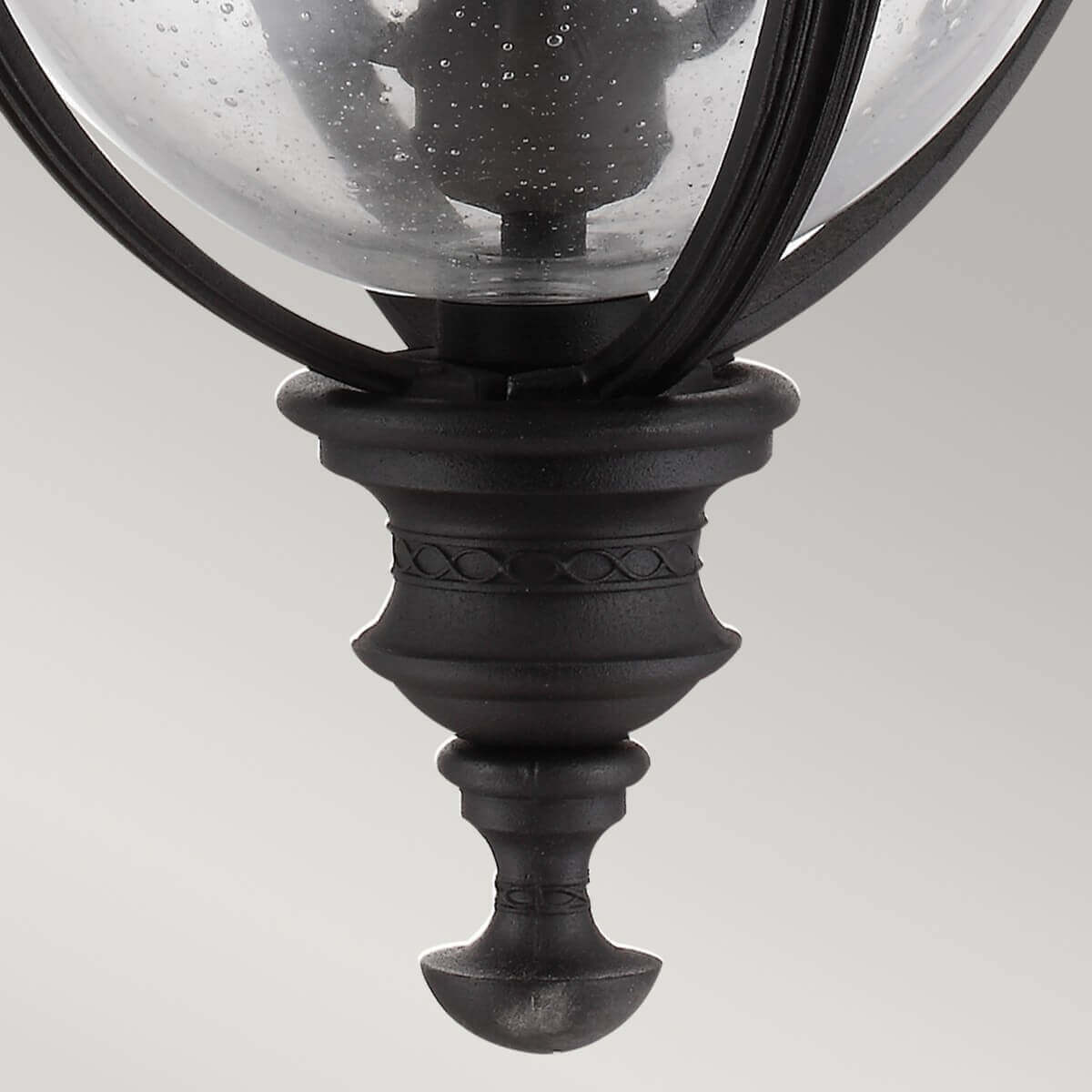 Détail de la base moulurée et de la pointe effilée sous le verre