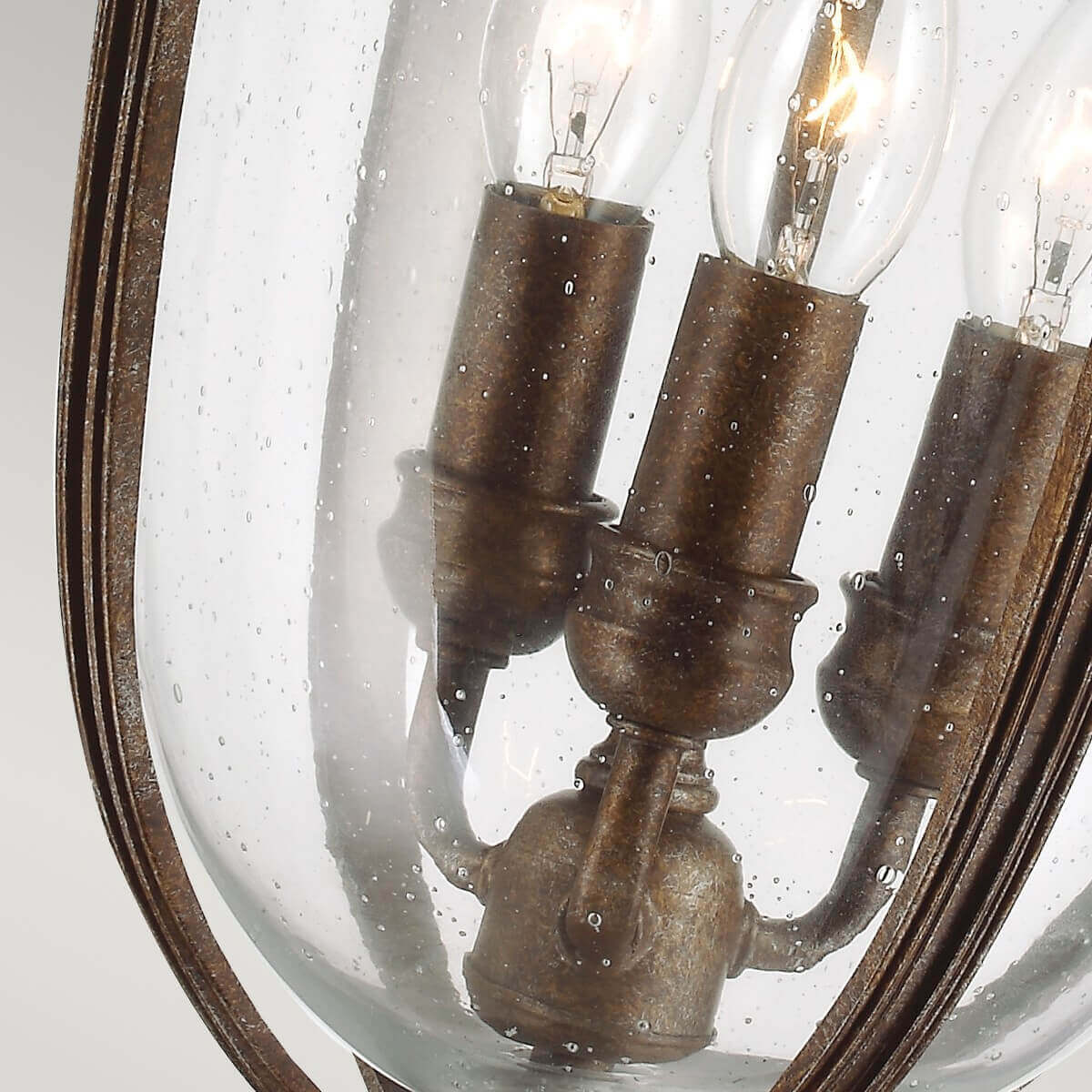 Vue rapprochée des trois douilles et ampoules placées dans le verre.
