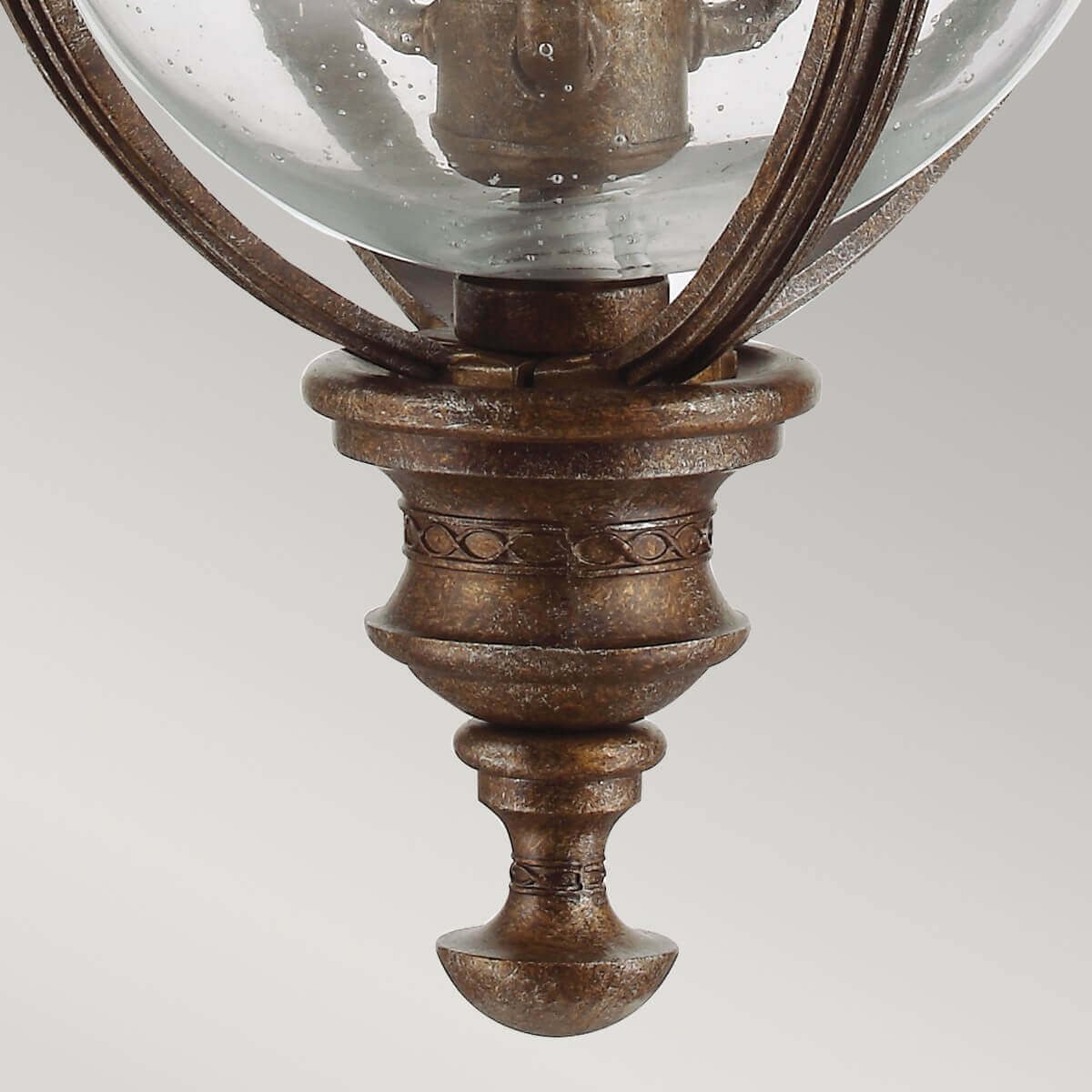 Détail de la pointe inférieure ornée en bronze sous le verre.