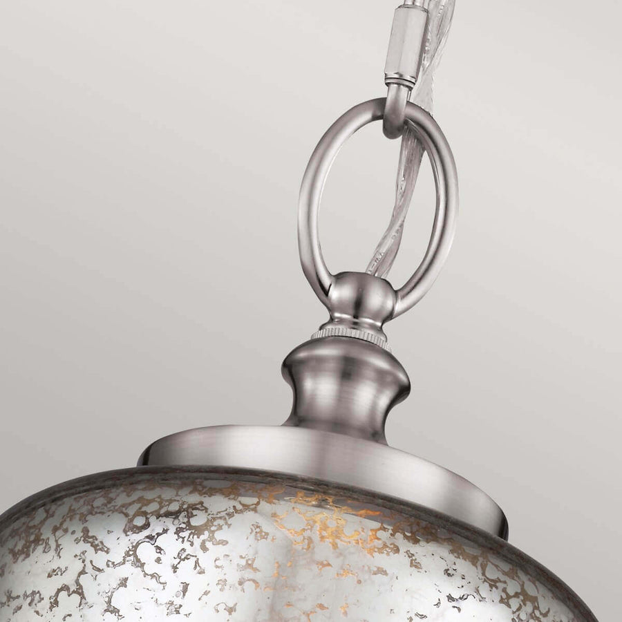 Gros plan sur l'anneau et la collerette reliant la chaîne au verre