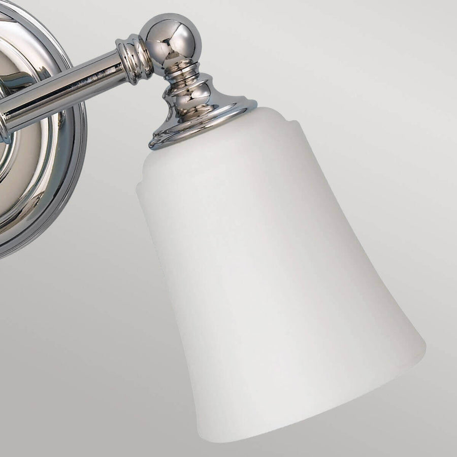 Détail d'un diffuseur en verre opalin et de son support chromé mouluré