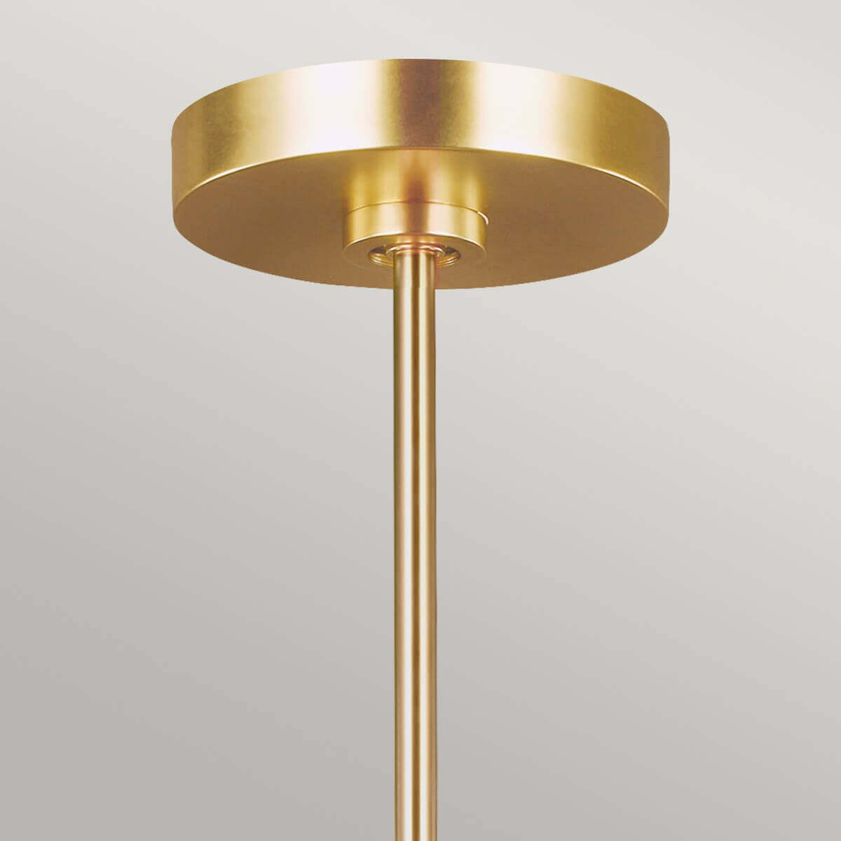 Détail de la rosace ronde en laiton et de la tige de suspension