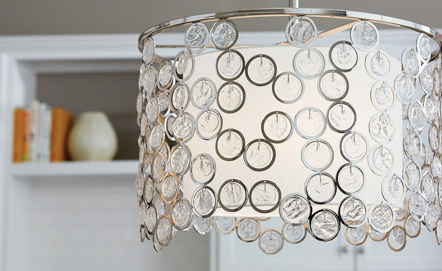 Gros plan sur les disques de verre et l'abat-jour intérieur blanc de la suspension