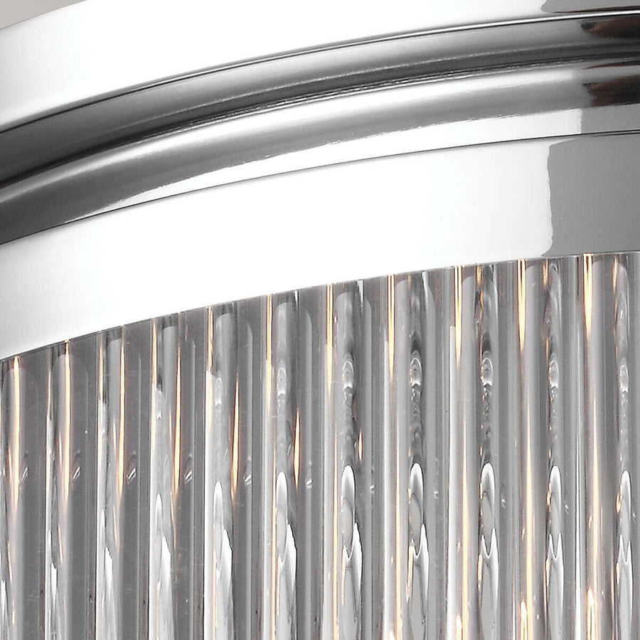 Détail de la bague chromée supérieure et des verres cannelés du luminaire