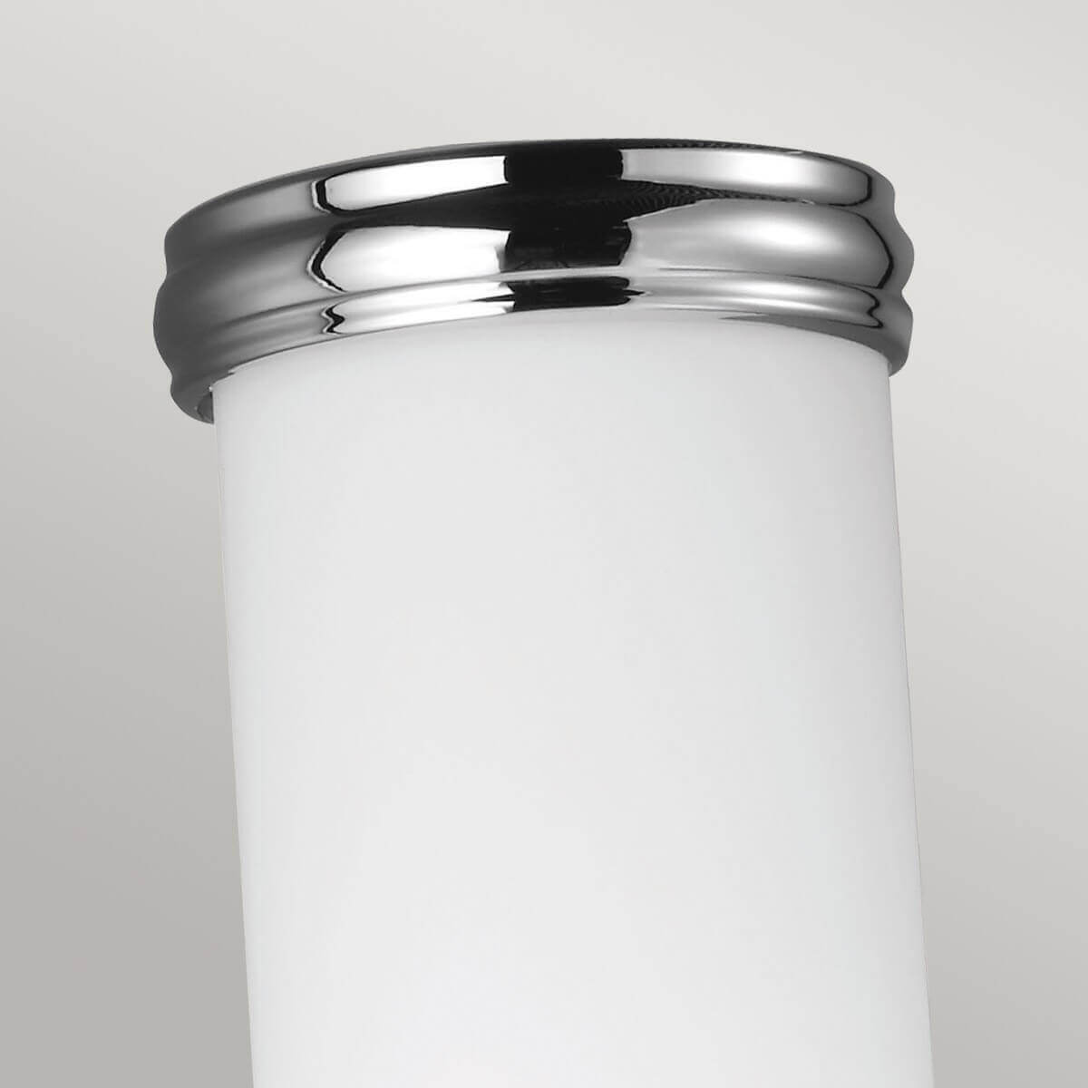 Détail du capuchon chromé supérieur coiffant le cylindre de verre blanc.
