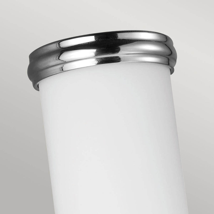 Détail du sommet : bague chromée à moulures maintenant le verre opalin.