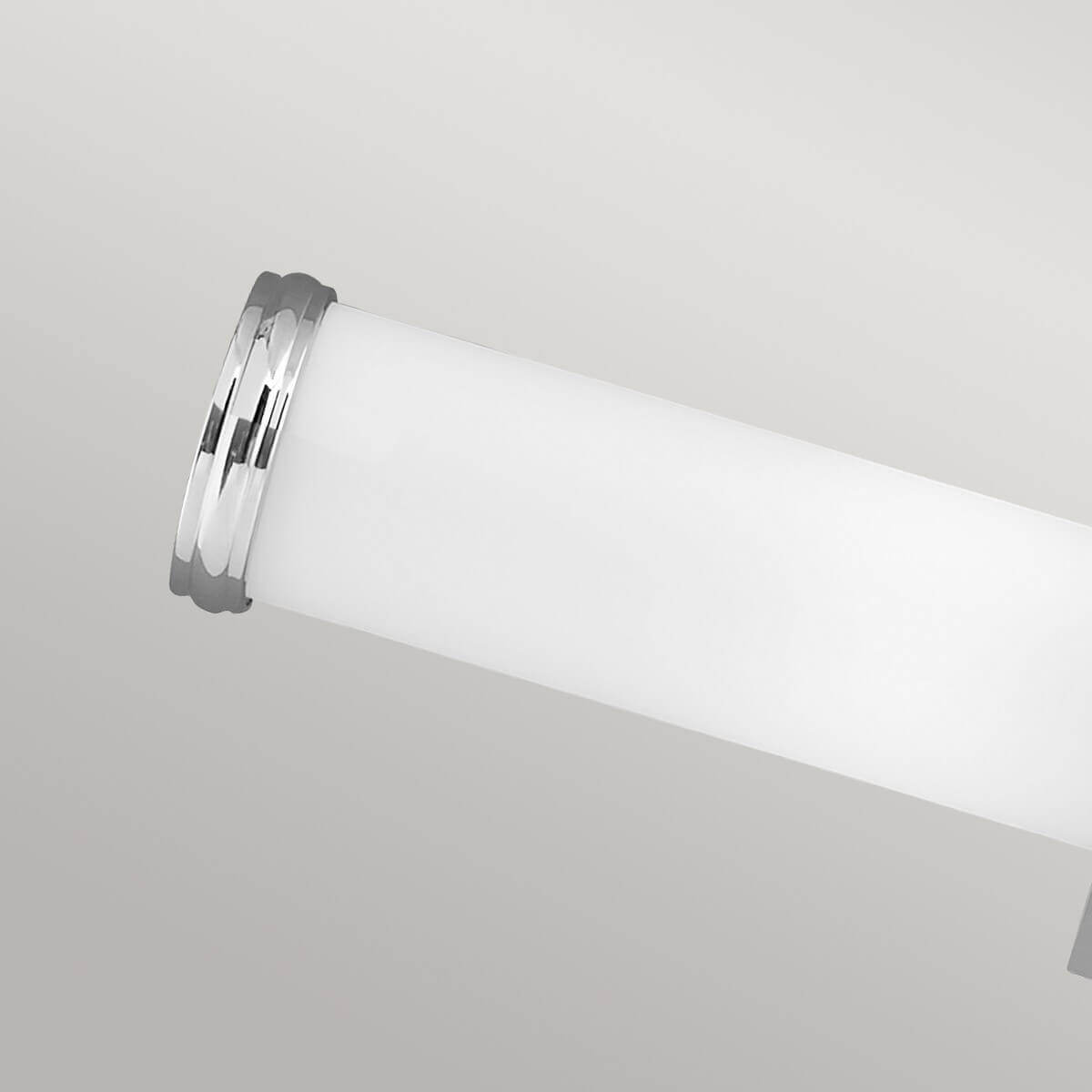 Détail de l'extrémité du tube de verre blanc et de son anneau chromé.