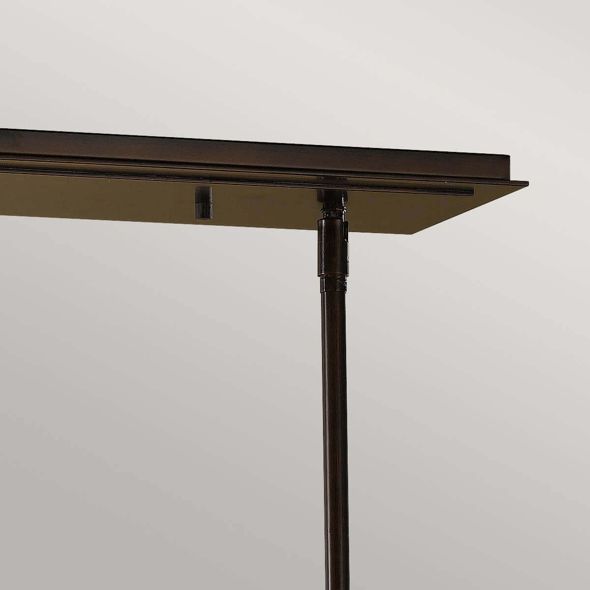 Détail de la platine de fixation au plafond et des tiges de suspension