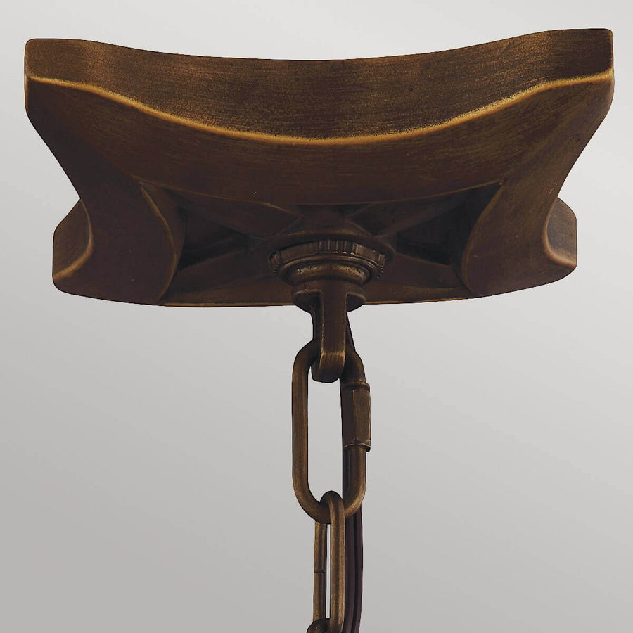 Détail du pavillon de fixation au plafond et de l'attache de la chaîne vieillie