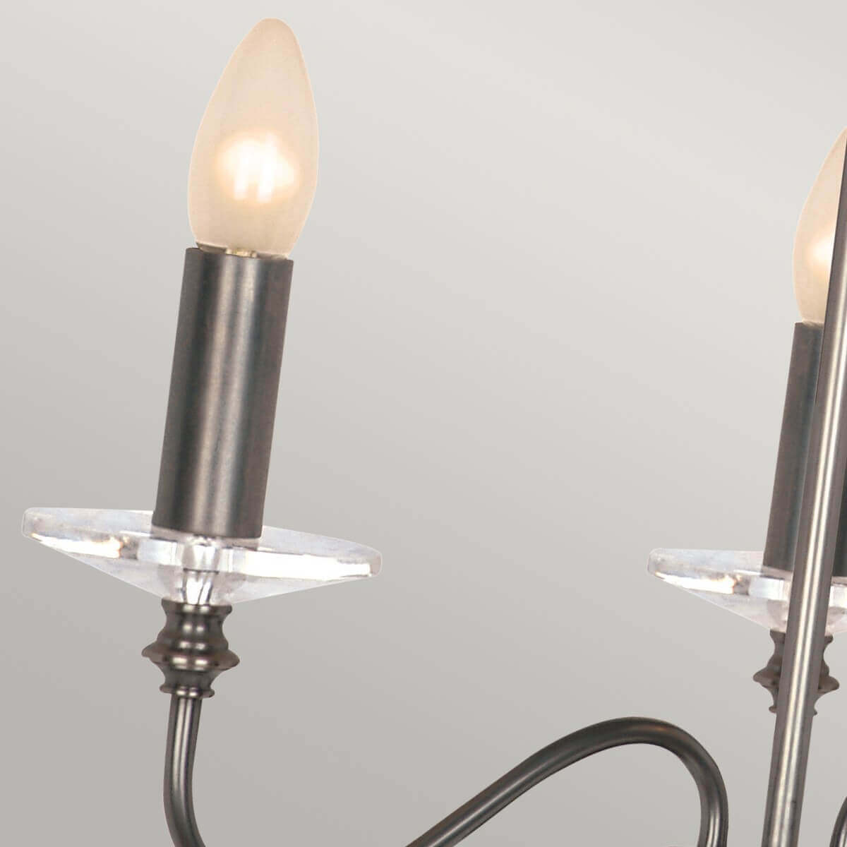 Détail de la douille bronze, ampoule allumée et coupelle en verre.